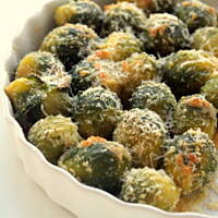 Czosnkowa brukselka z parmezanem i bułką tartą