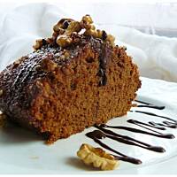 Wilgotny murzynek z orzechową czapą