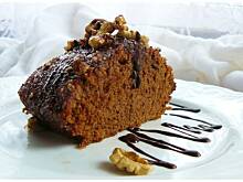 Fot. OstraNaSłodko, Wilgotny murzynek z orzechową czapą