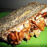 Tort  makowy z kremem rumowym i orzechami