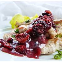 Grillowana pierś z kurczaka z sosem żurawinowym