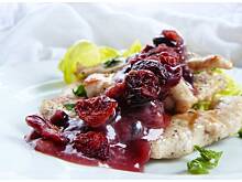 Fot. OstraNaSłodko, Grillowana pierś z kurczaka z sosem żurawinowym