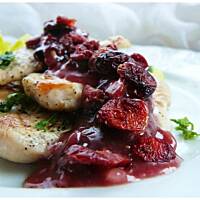 Grillowana pierś z kurczaka z sosem żurawinowym