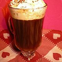 Czekoladowo-karmelowa kawa z bitą śmietaną