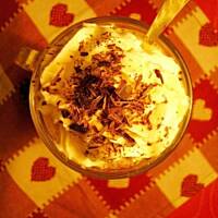 Czekoladowo-karmelowa kawa z bitą śmietaną