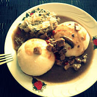 Gulasz na czerwonym winie z wywarem grzybowym.