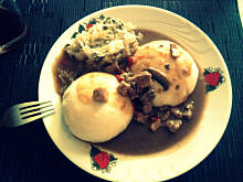 Fot. Pyrduś, Gulasz na czerwonym winie z wywarem grzybowym.