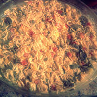 Kolorowa sałatka z makaronem