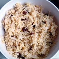 Kasza jaglana z jabłkami i rodzynkami