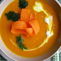 Zupa krem z marchewki z imbirem i gałką muszkatołową