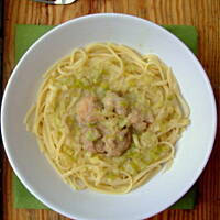 Linguine z delikatnym sosem z pora i kurczaka (4 porcje)