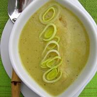 Krem z pora z tymiankiem i serowymi grzankami