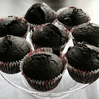 Muffinki orkiszowe z  kakao i wiśniami