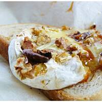 Camembert z miodem i orzechami na chrupiącej grzance