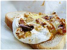 Fot. OstraNaSłodko, Camembert z miodem i orzechami na chrupiącej grzance