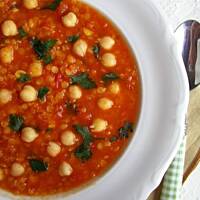 Marokańska zupa z ciecierzycą, soczewicą i kolendrą