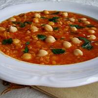 Marokańska zupa z ciecierzycą, soczewicą i kolendrą