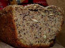 Fot. Anna Z, Chleb pełnoziarnisty z ziarnami