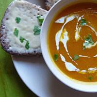 Zupa dyniowa z serowymi grzankami