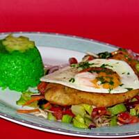 Sznycelki drobiowe z jajem sadzonym podanym na sałatce