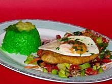 Fot. evita0007, Sznycelki drobiowe z jajem sadzonym podanym na sałatce