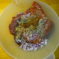 Pieczeń ze smażonymi ziemniakami i kremem z buraków