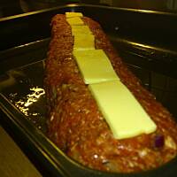 Pieczeń ze smażonymi ziemniakami i kremem z buraków