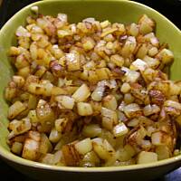 Pieczeń ze smażonymi ziemniakami i kremem z buraków