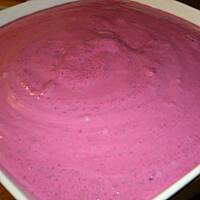 Pieczeń ze smażonymi ziemniakami i kremem z buraków