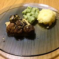 Kotleciki z sosem jałowcowym i puree kalafriorowo brokułowym