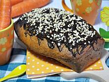 Fot. MIENTA, Ciasto marchewkowe z czekoladą i orzeszkami