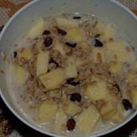 Owsianka z jabłkiem i rodzynkami