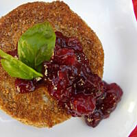 Camembert w otrębach z żurawiną