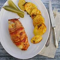 Pierś nadziewana mozzarellą w boczku z aromatycznymi ziemniakami