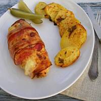 Pierś nadziewana mozzarellą w boczku z aromatycznymi ziemniakami