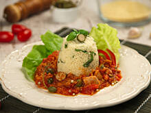 Fot. Wkn, Kuskus w sosie pomidorowym z owocami kaparów