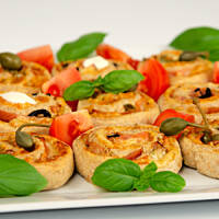 Ślimaczki drożdżowe musztardowo-oliwkowe