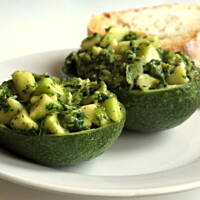 Jajecznica ze szpinakiem i awokado