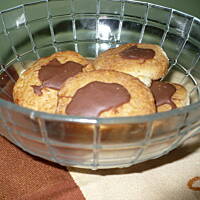 Kruche ciasteczka z czekoladą na brzuszku