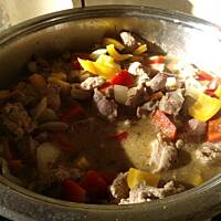 pikantny gulasz z kluseczkami.