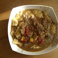 pikantny gulasz z kluseczkami.