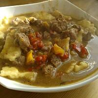 pikantny gulasz z kluseczkami.