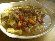 Fot. Wróbelek, pikantny gulasz z kluseczkami.