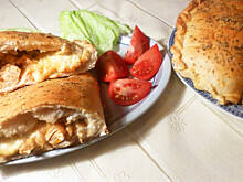 Fot. Mama - Różyczki, Calzone z kurczakiem serem i sosem czosnkowym