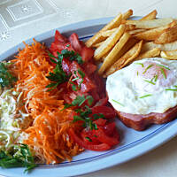 Jajko na schabie wędzonym -  Pomysł na obiad