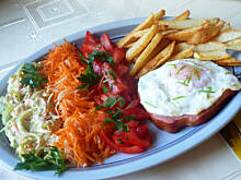 Fot. Mama - Różyczki, Jajko na schabie wędzonym -  Pomysł na obiad