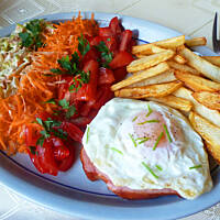 Jajko na schabie wędzonym -  Pomysł na obiad