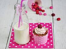 Fot. MIENTA, Cupcakes z malinowymi m&m'sami