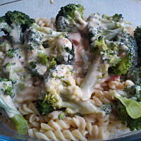 Zapiekanka makaronowa z salami i brokułem