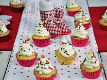 Fot. MIENTA, Mini babeczki z żurawiną i bitą śmietaną